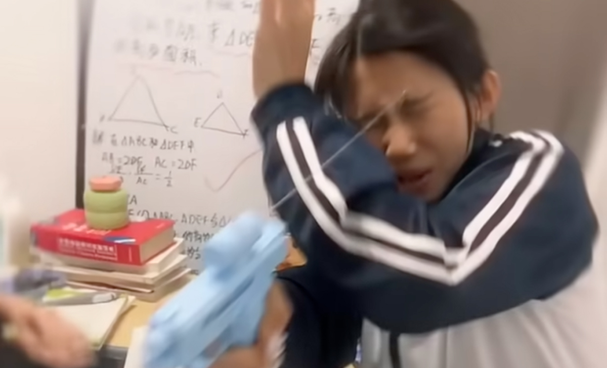 A quirky water gun - Describe in English