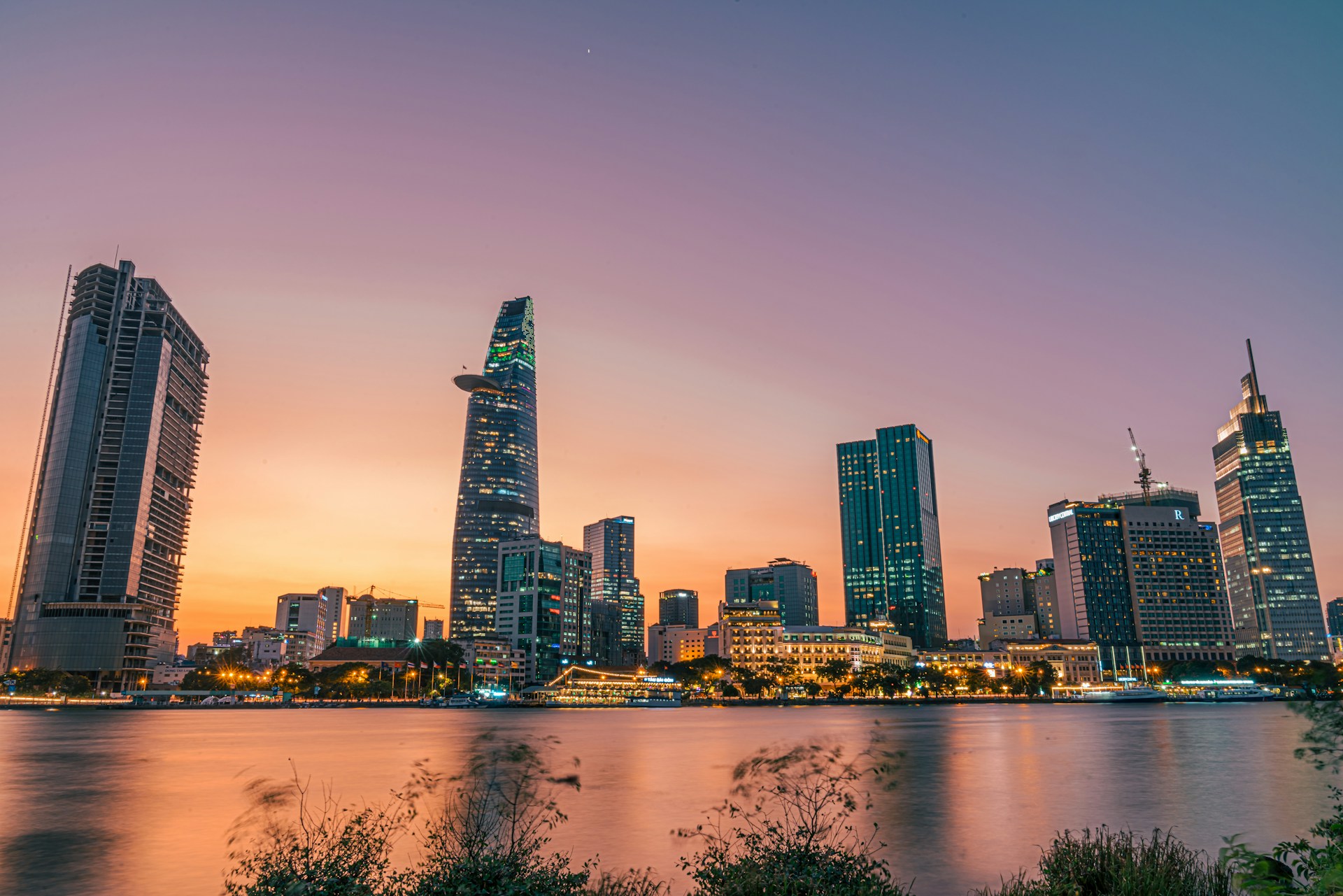 Saigon's Twilight – Describe in English